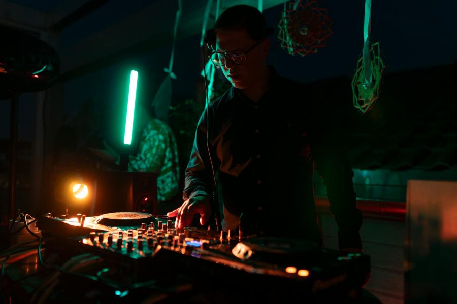 how to become a wedding dj